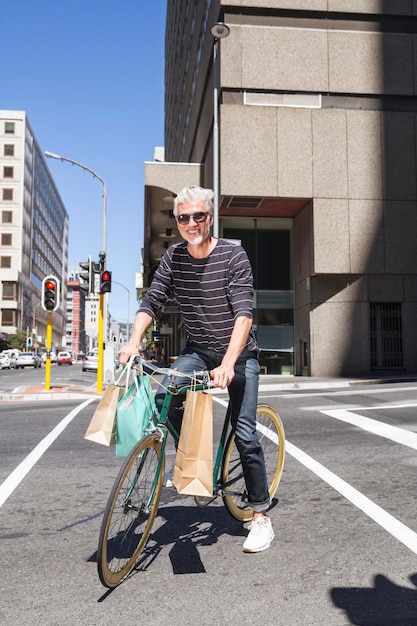 Reifer Mann fährt Fahrrad in der Stadt