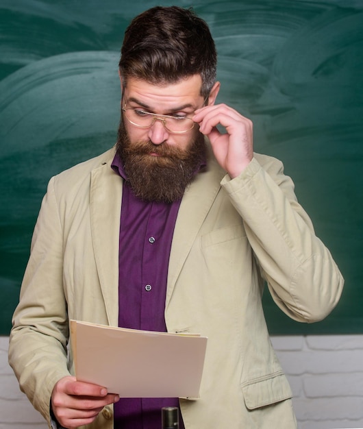 Reifer Mann in der Schule zurück zur Schule intelligenter und intelligenter Look informelle Bildung Chemie Konzept Wissenschaft ist Zukunft Lebensbiologie Lehrer mit Brille lesen Papier Dozent Leseprojekt