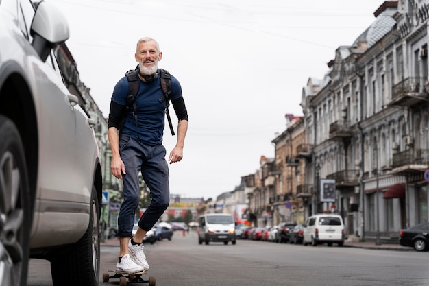 Reifer Mann mit nachhaltigem Mobilitätsskateboard