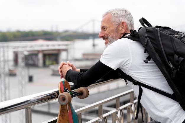 Foto reifer mann mit nachhaltigem mobilitätsskateboard