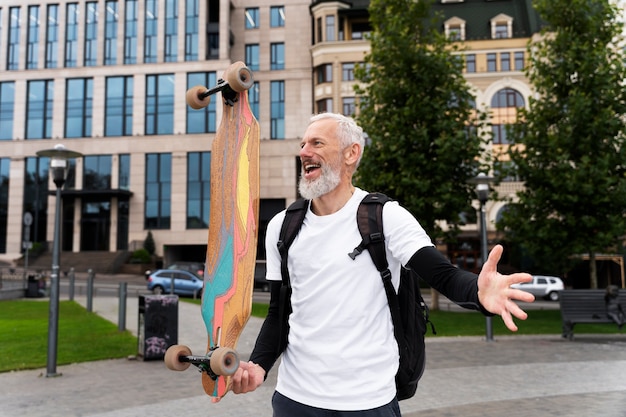 Reifer Mann mit nachhaltigem Mobilitätsskateboard