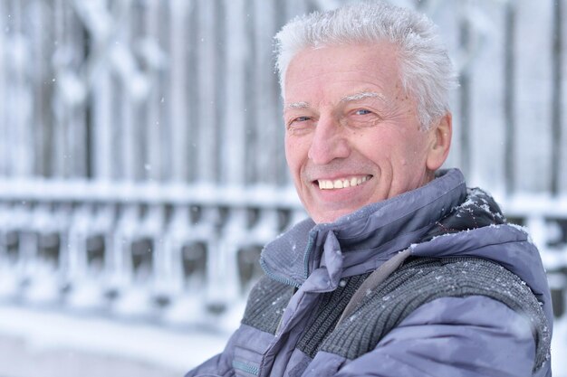 Reifer Mann Porträt hautnah, draußen im Winter