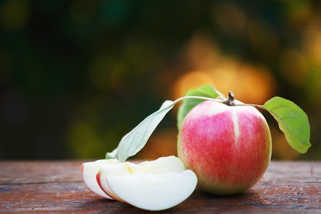 Reifer roter Bio-Apfel auf Holz