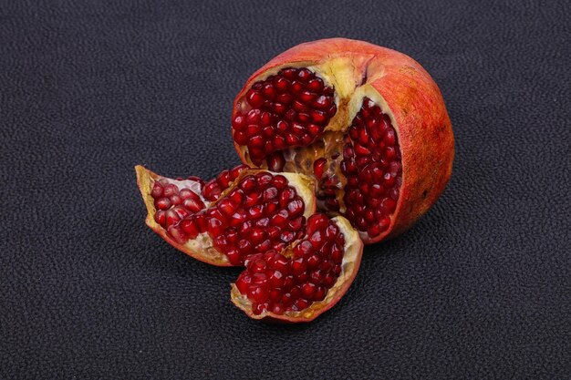 Foto reifer schmackhafter granatapfel
