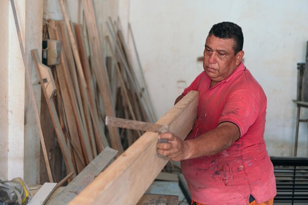 Reifer Schreiner, der mit Holz arbeitet