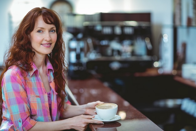 Foto reifer student, der im café lächelt