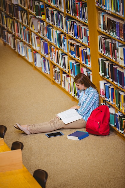 Reifer Student in der Bibliothek