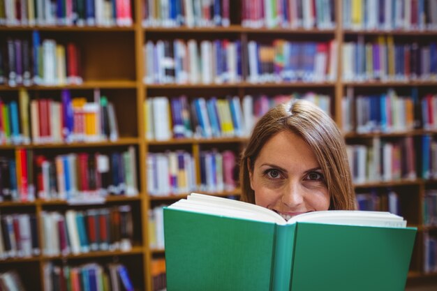 Reifer Student in der Bibliothek