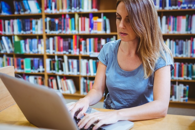 Reifer Student in der Bibliothek