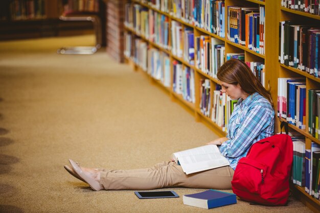 Reifer Student in der Bibliothek