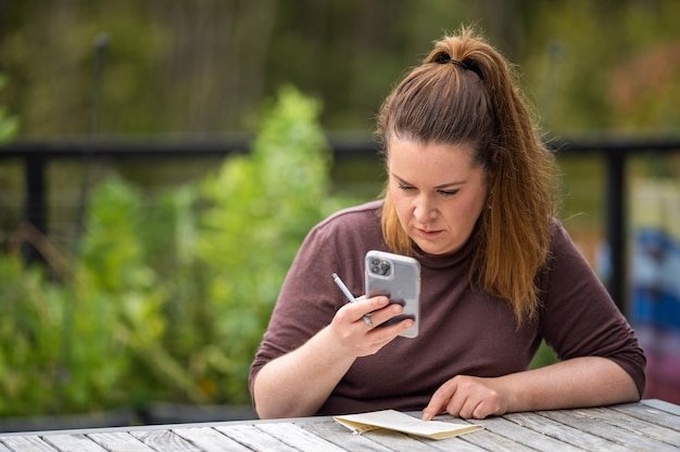 Reifer Universitätsstudent, der außerhalb des Studiums schreibt