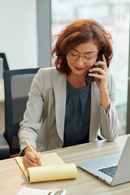 Reifer Unternehmer, der am Telefon spricht