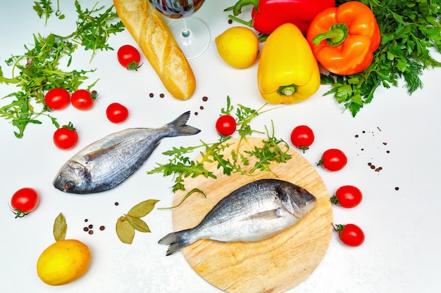 Foto reifes gemüse und fisch auf dem küchentisch