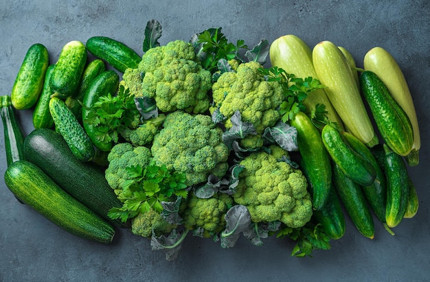 Reifes grünes Gemüse auf Graphithintergrund Gesunde vegetarische Kost