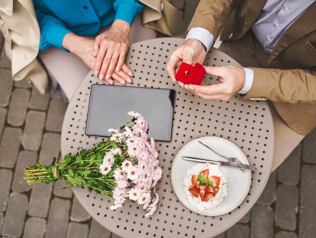 Reifes Paar, das den Heiratsantrag feiert