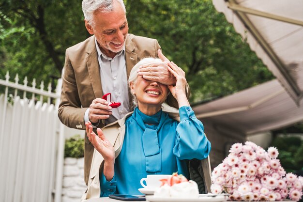 Reifes Paar, das den Heiratsantrag feiert