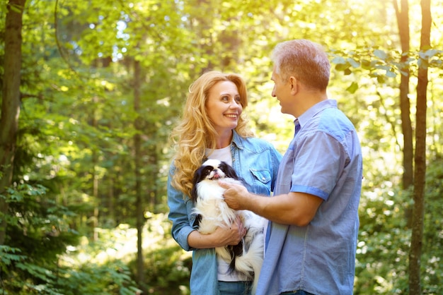 Reifes Paar, das mit Hund im Park geht