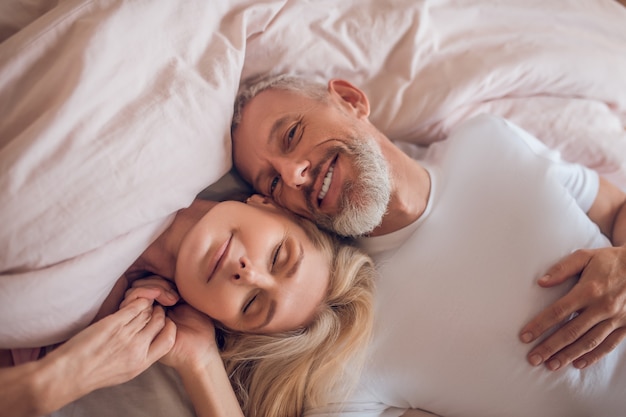 Reifes Paar, das romantischen Moment im Schlafzimmer hat