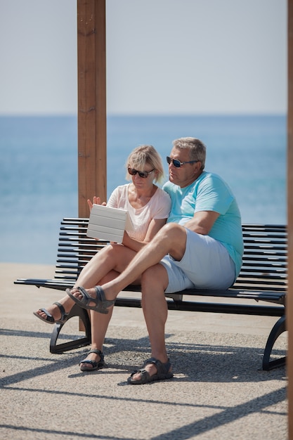 Reifes Paar ruht sich am Meer aus