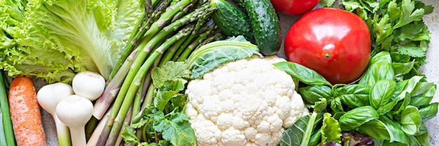 Reifes rohes Gemüse Obst und Kräuter Hintergrund Das Konzept der gesunden Bio-Lebensmittel