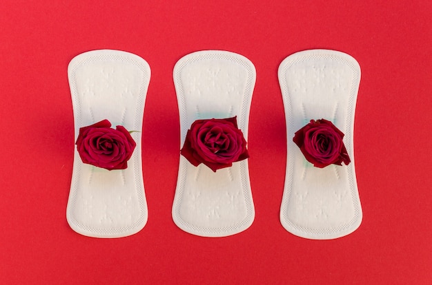 Reihe Damenbinden mit roten Rosen