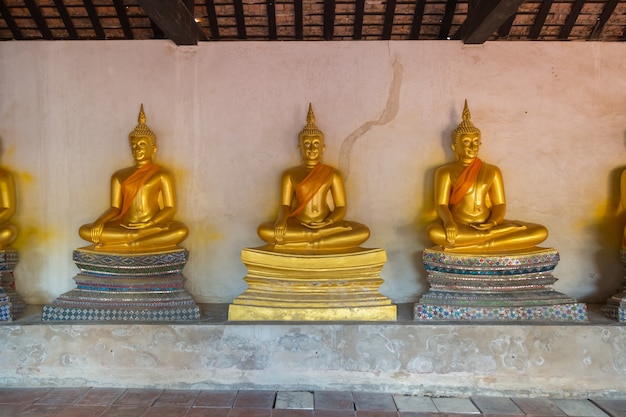 Reihe der alten schönen Meditation Buddha-Statue im Tempel