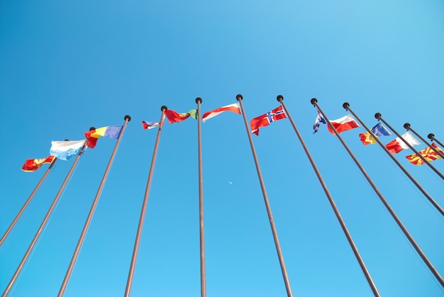 Foto reihe der europäischen flaggen gegen blauen himmel