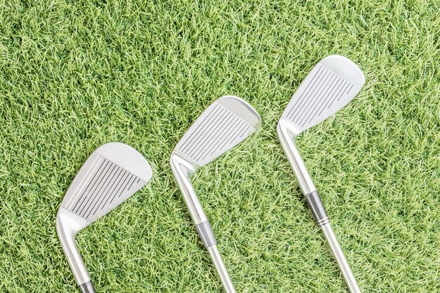 Foto reihe des golfclubs auf gras