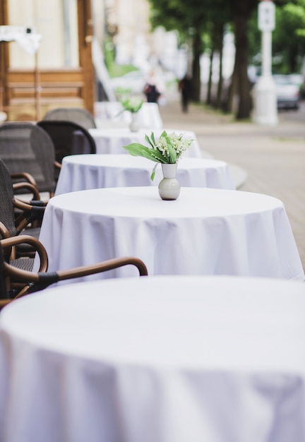 Reihe des leeren Straßencafés