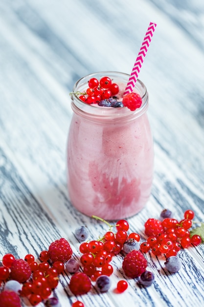 Reihe des Milchshakeglases mit Beeren beiseite