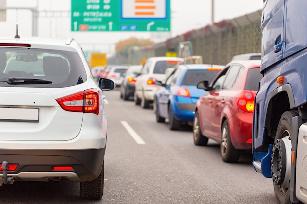 Reihe von Autos, die im Stau auf der Autobahn warten