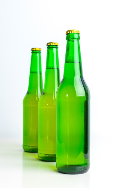 Reihe von Bierflaschen
