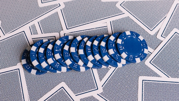 Foto reihe von blauen pokerchips auf spielkarten