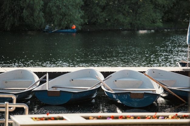 Reihe von Booten, die am Pier zum Mieten festgemacht sind