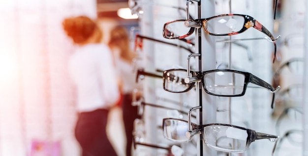 Reihe von Brillen bei einem Optiker Brillengeschäft Stand mit Brille im Optikgeschäft Vitrine mit Brille im modernen Augengeschäft Nahaufnahme
