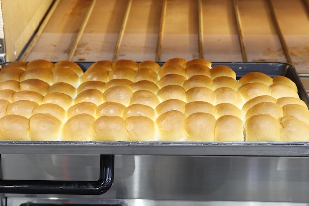 Foto reihe von frischem backbrot aus dem industriellen lebensmittel- und getränkehintergrund des ofens