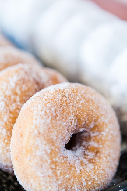 Reihe von frischen Donuts aus der örtlichen Bäckerei.