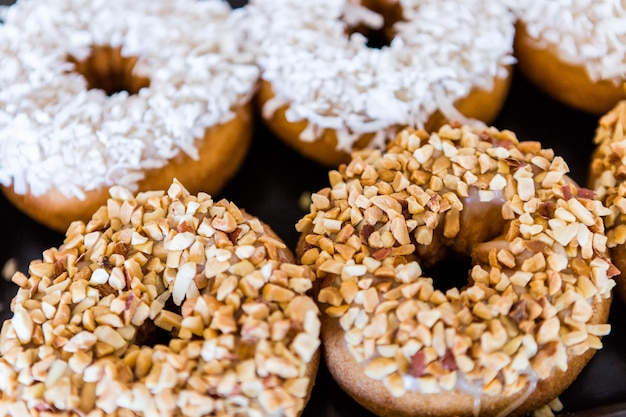 Reihe von frischen Donuts aus der örtlichen Bäckerei.