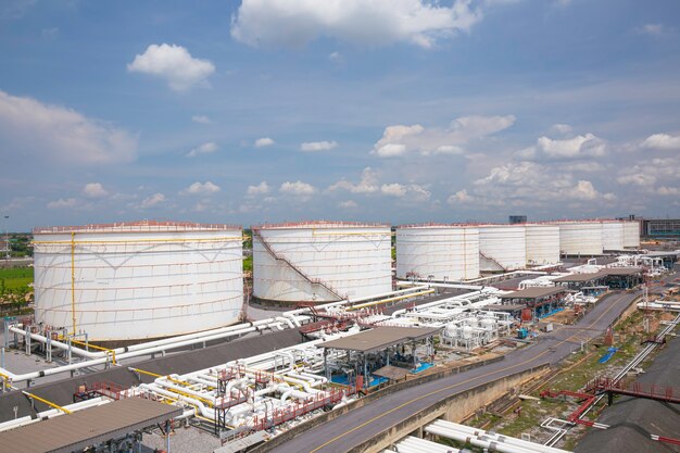 Reihe von großen weißen Tanks für Benzin-Pipeline-Öl und -Gas