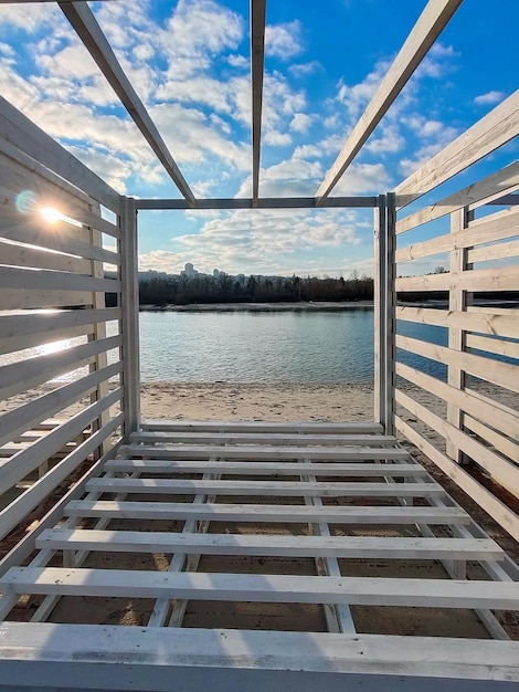 Reihe von Holzbungalows für Sonnenliegen zum Entspannen am Ufer des Flusses perspektivisch ohne Menschen