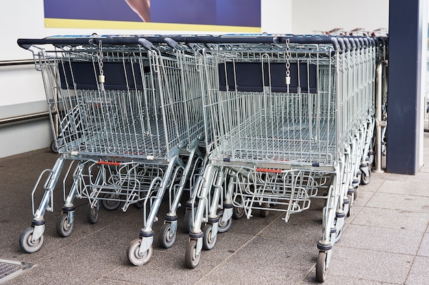 Foto reihe von leeren einkaufswagen in der nähe eines geschäftes hautnah