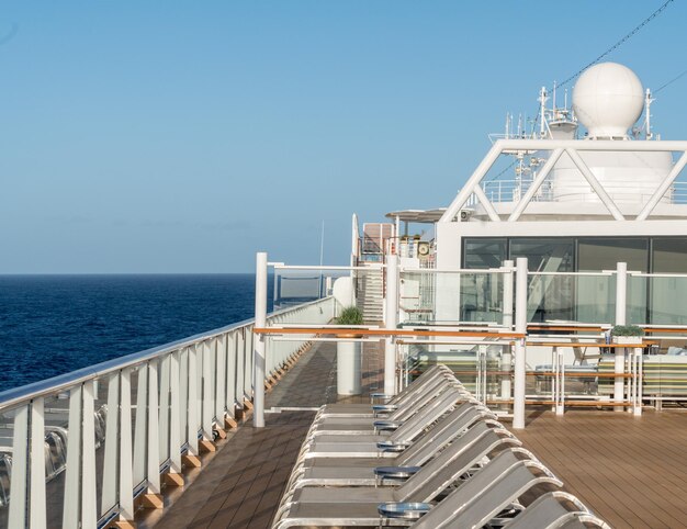 Reihe von Liegestühlen auf dem Deck des Kreuzfahrtschiffes