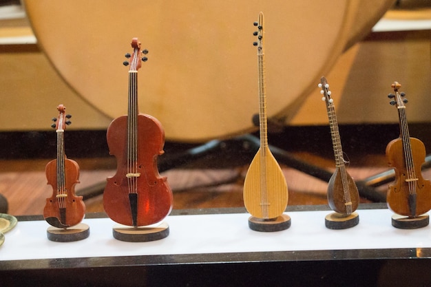 Reihe von Modellen von Musikinstrumenten aus Holz