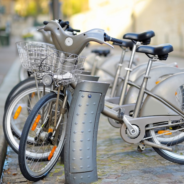 Reihe von Stadtfahrrädern für Miete in Paris, Frankreich