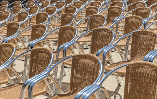 Reihe von Stühlen