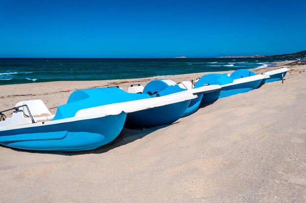 Reihe von Tretbooten am Strand