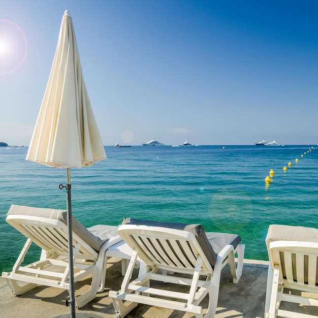 Reihen leerer Strandlounges in Juan les Pins Frankreich