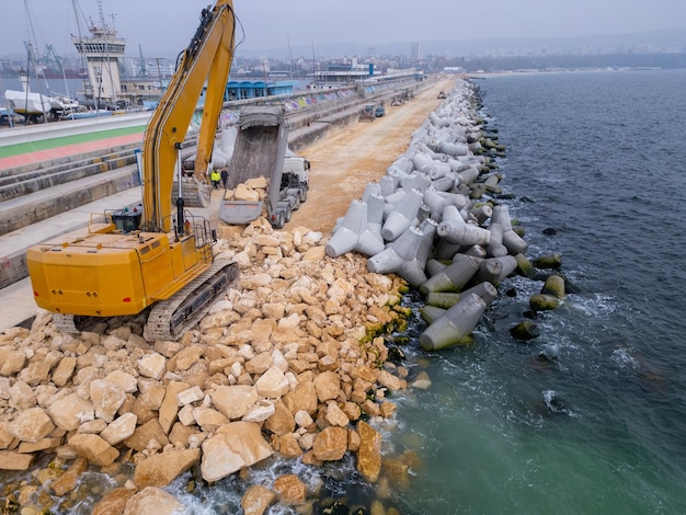 Reihen von Betonblöcken entlang des Strandes