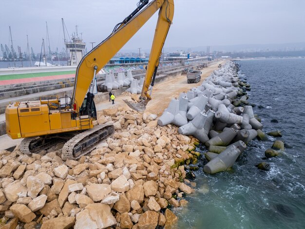 Reihen von Betonblöcken entlang des Strandes