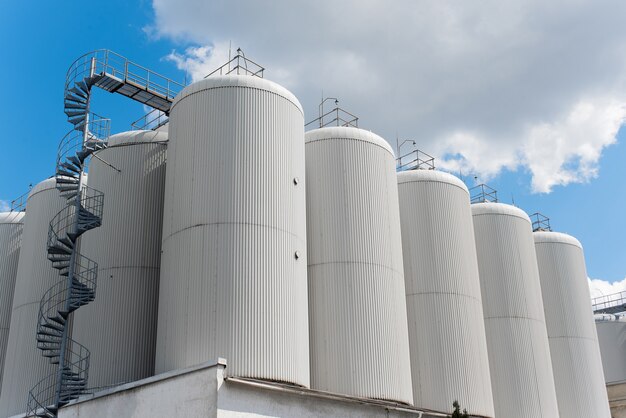 Reihen von Biertanks gegen den Himmel.